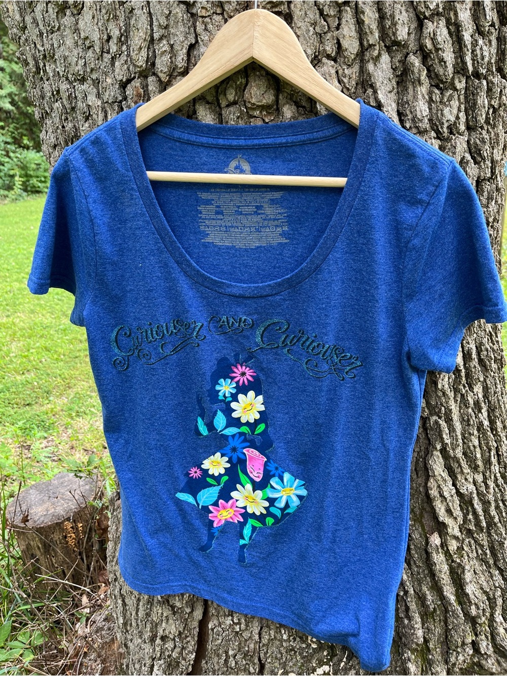 ⭐️Disney Alice in Wonderland Graphic T-Shirt in size L